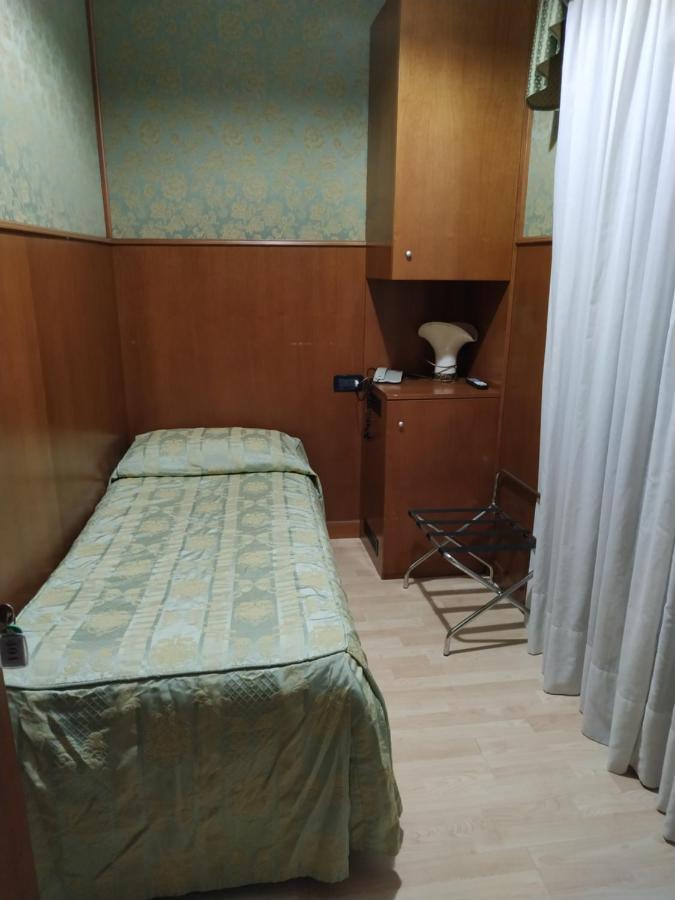 Single Room Private External Bathroom,1197153469:JPEG