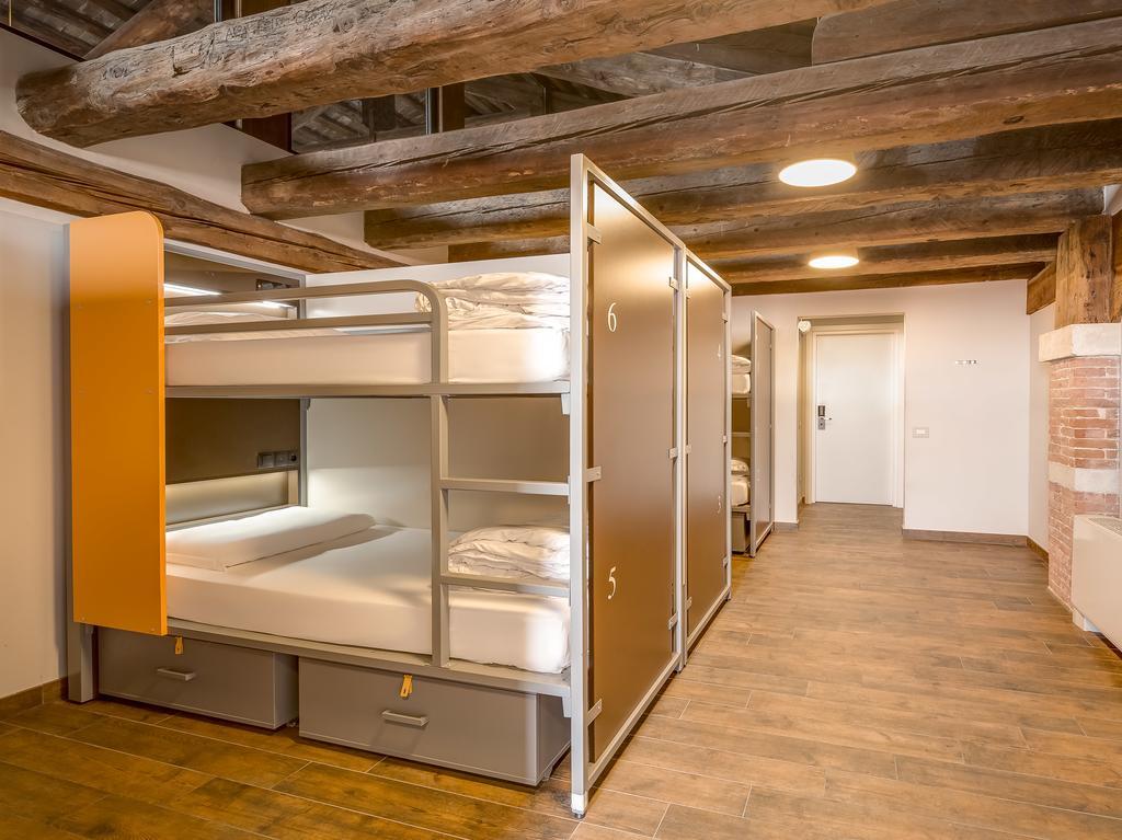 Dormitorio Misto con 8 Letti