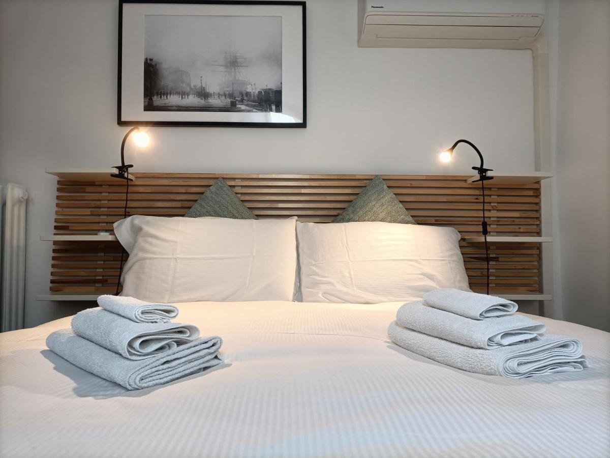 Single Room with Shared Bathroom,746414903:JPEG