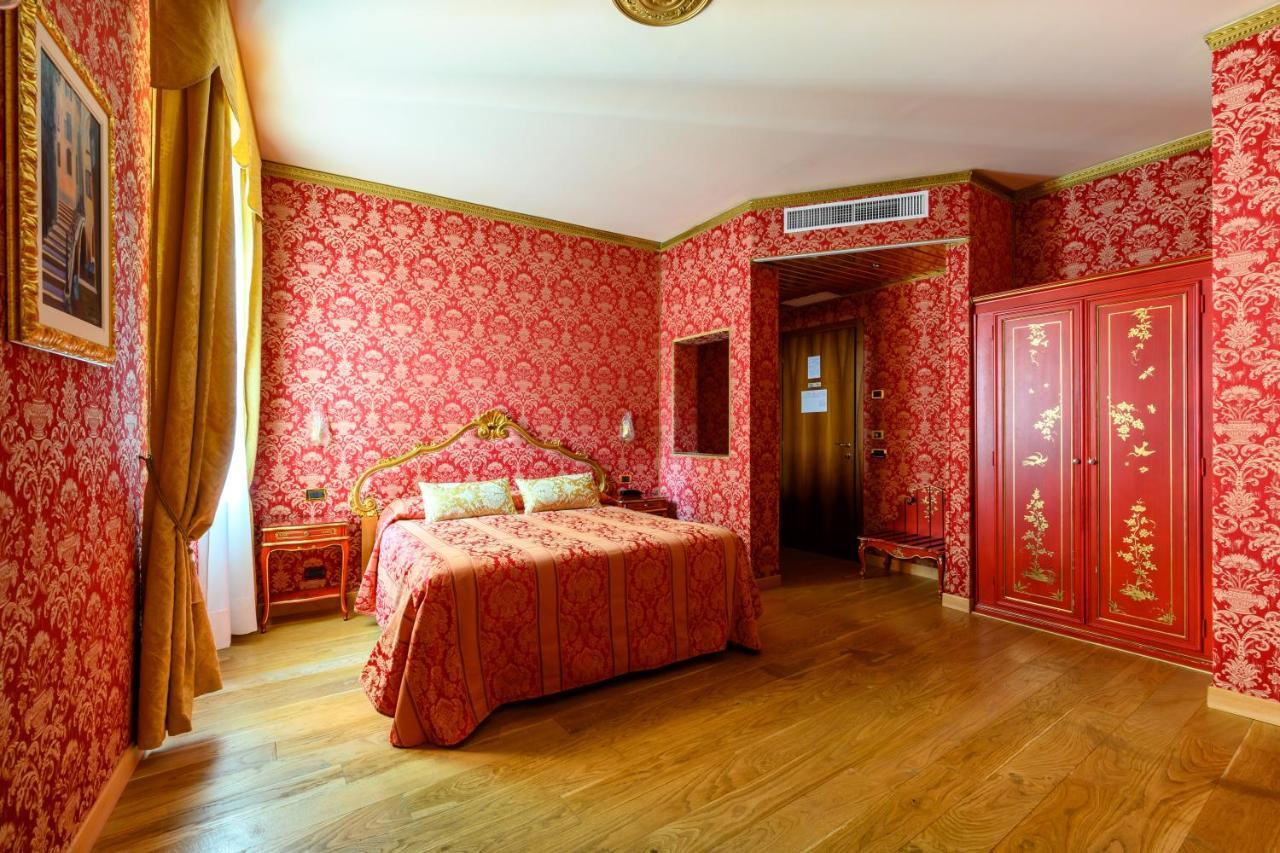 Junior Suite con Balcone e Vista Canale