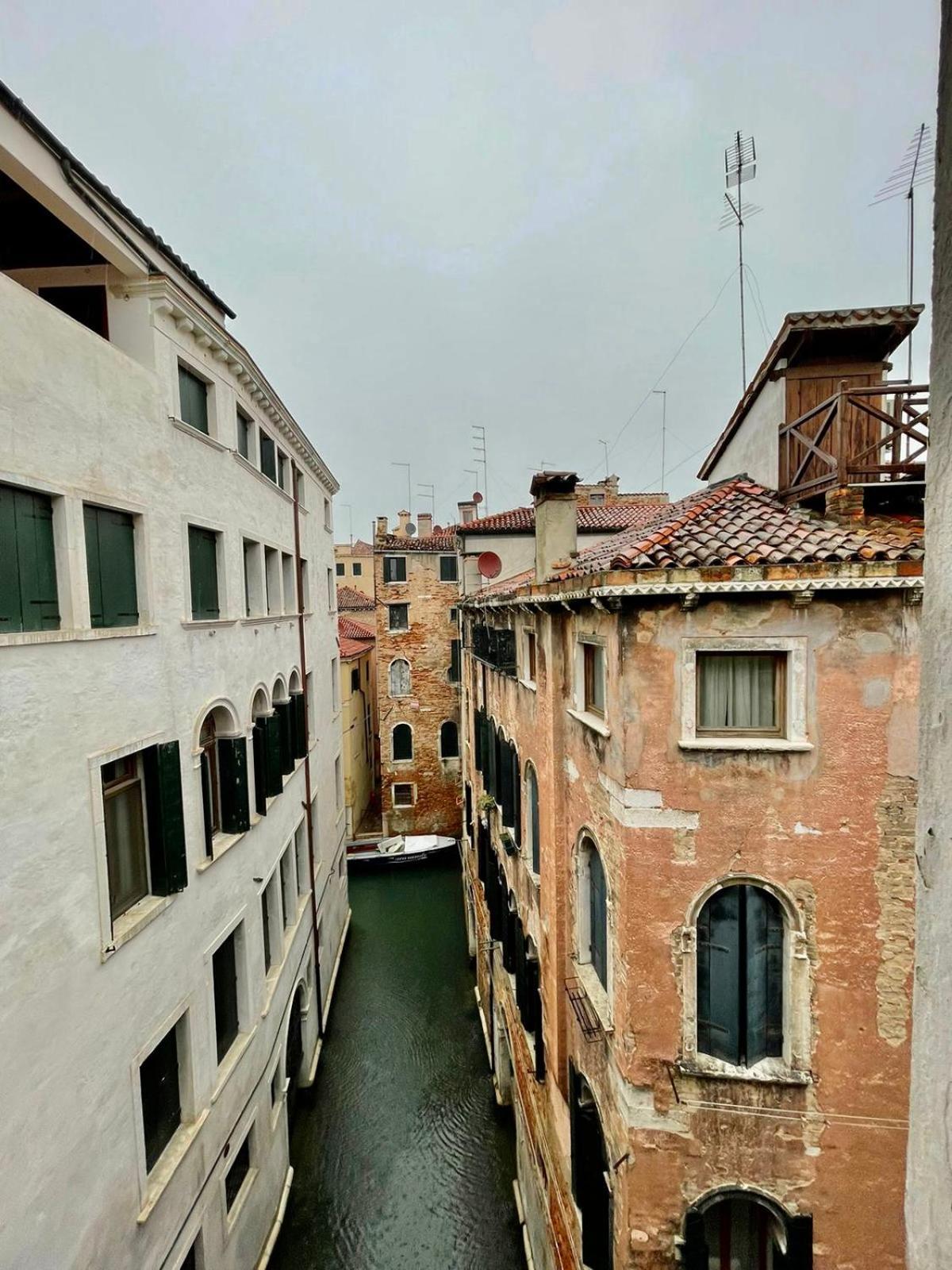Standard Twin Room Canal View
