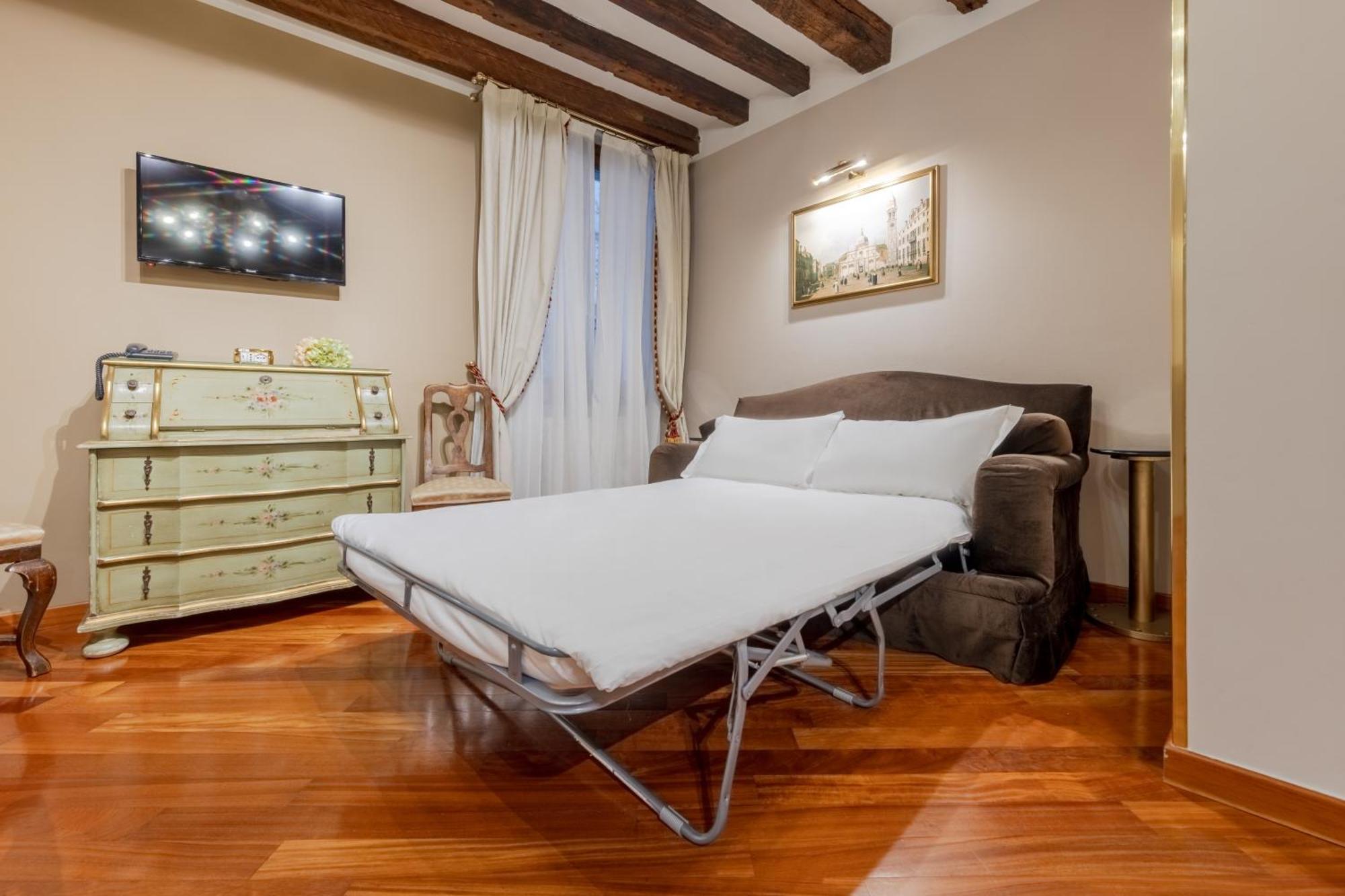 Deluxe Apartment
