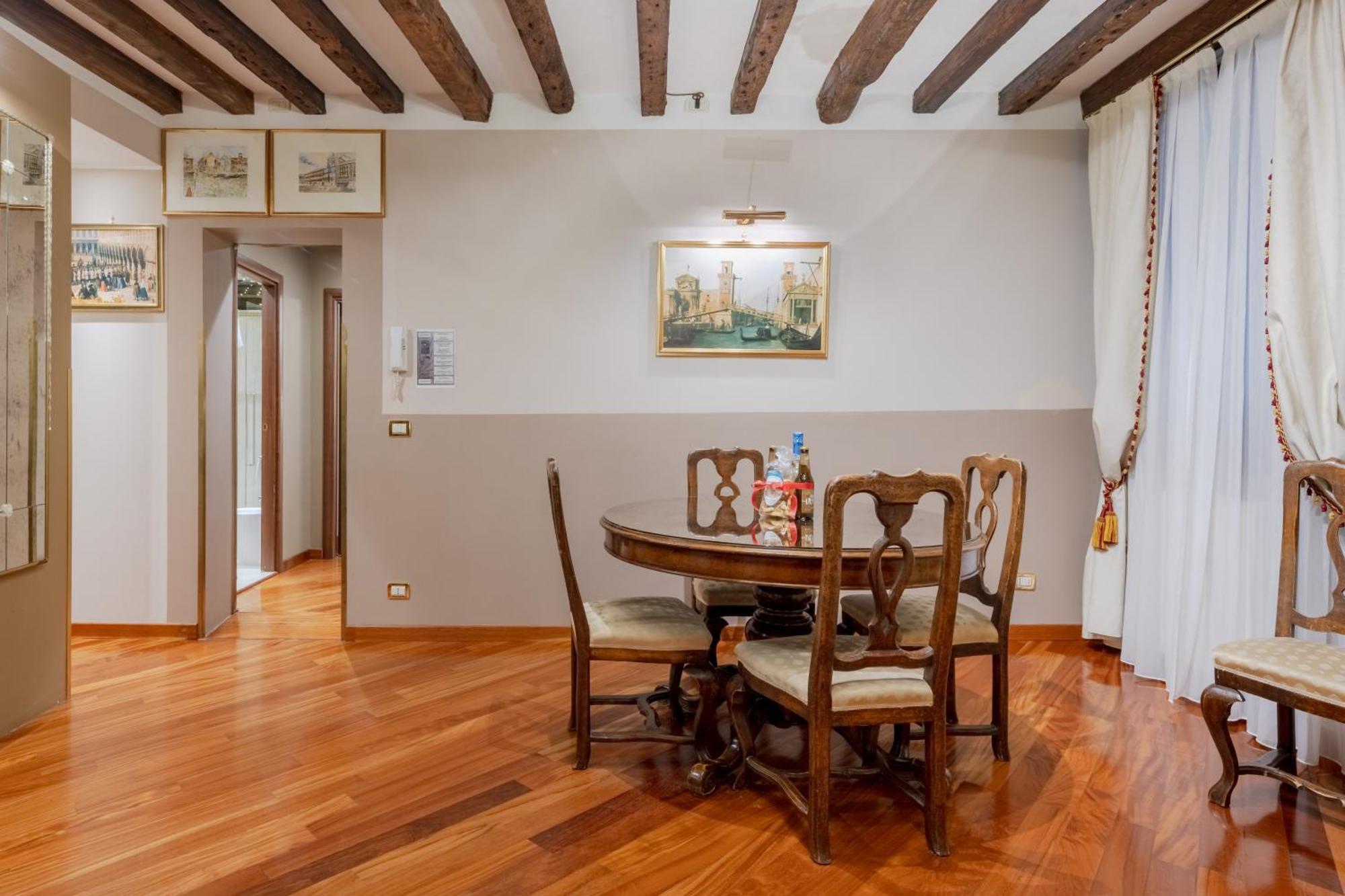 Deluxe Apartment