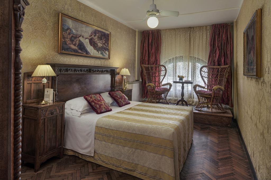 Large Double or Twin Room Canal View