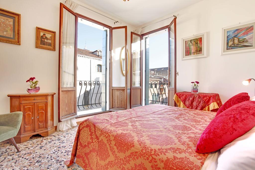 Appartamento con 2 Camere da Letto, Terrazza e Vista Canale - Cannaregio 2438