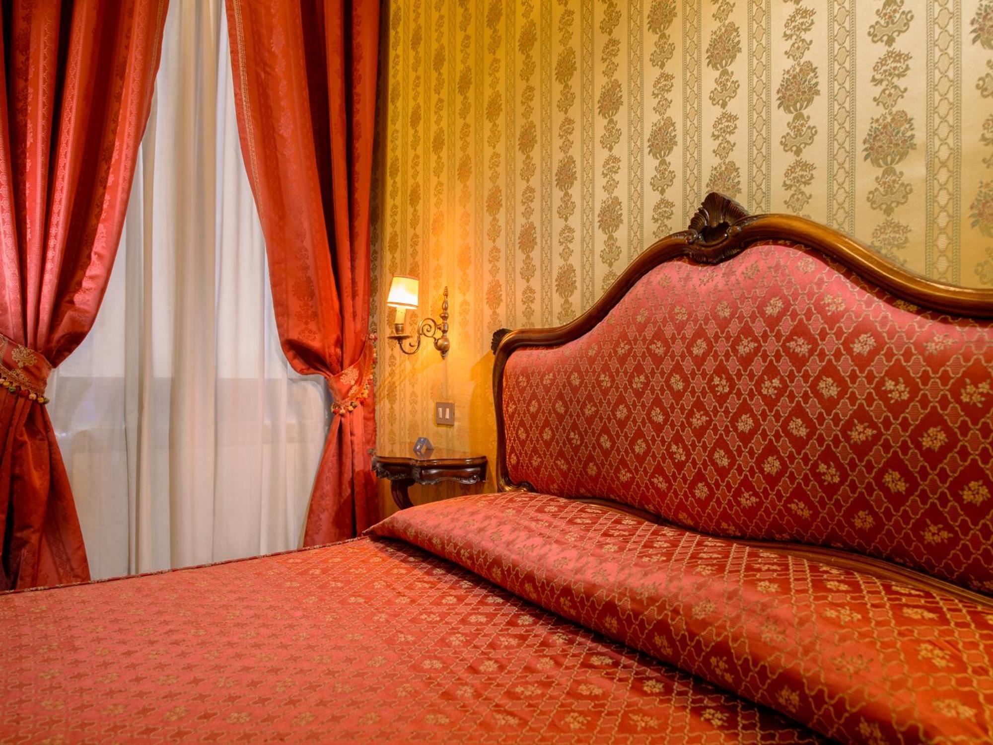 Camera Tripla Superior
