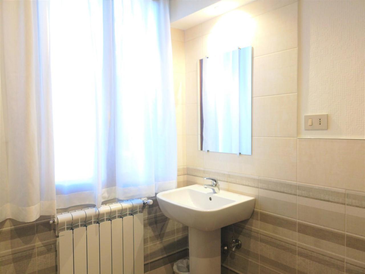 Camera Matrimoniale con Bagno in Comune