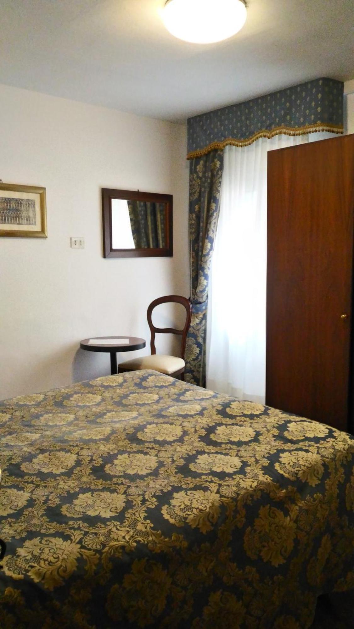 Camera Matrimoniale/Doppia con Letti Singoli con Bagno in Comune