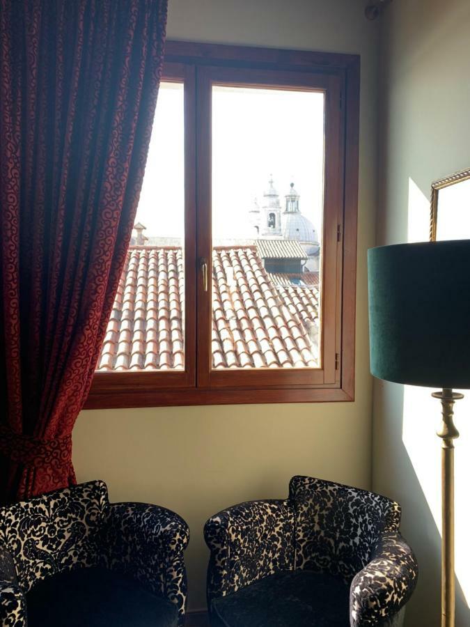 Camera Matrimoniale/Doppia con Letti Singoli con Vista Canale Parziale - Ultimo Piano