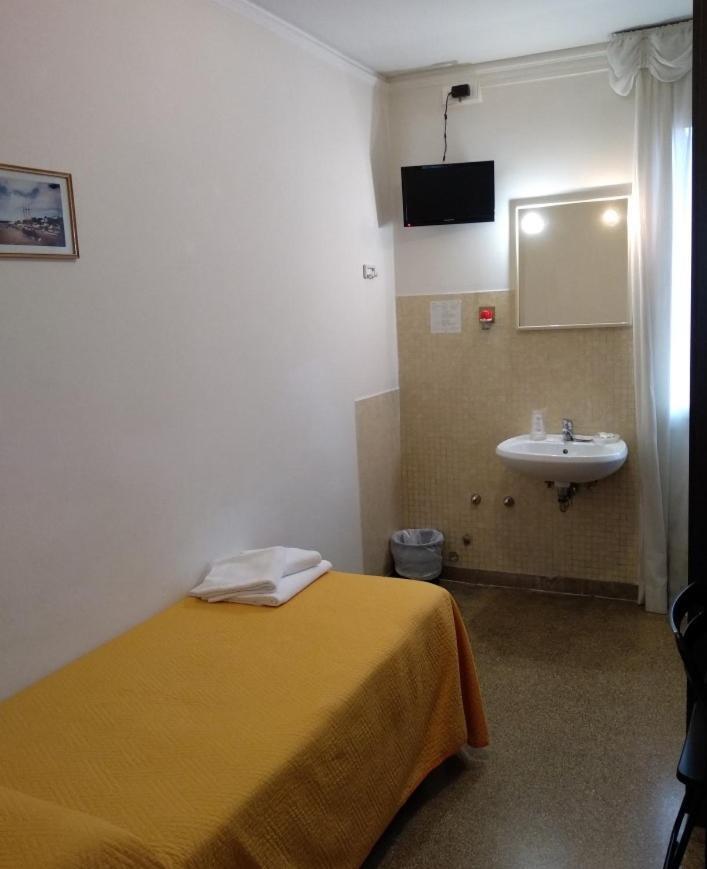 Single Room with Shared Bathroom,1108438161:JPEG