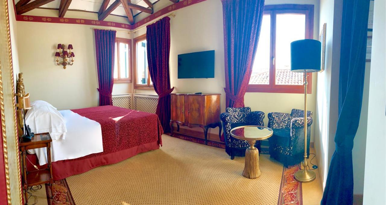 Double or Twin Room Partial Canal View Top Floor