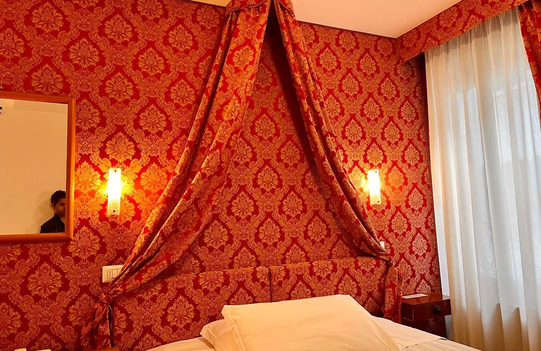 Hotel Canada-1